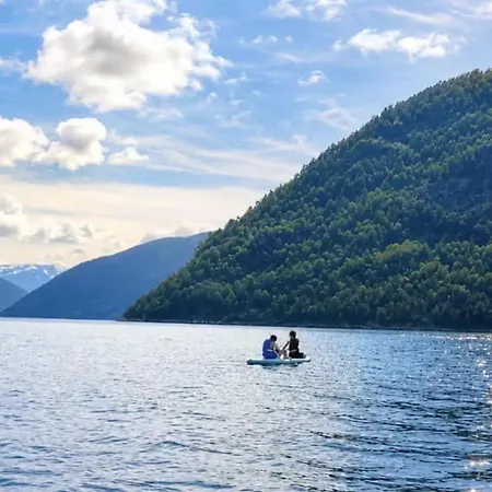 Sjarmerende Med Utsikt Over Sognefjorden Kaupanger