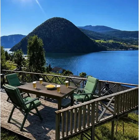 Sjarmerende Med Utsikt Over Sognefjorden